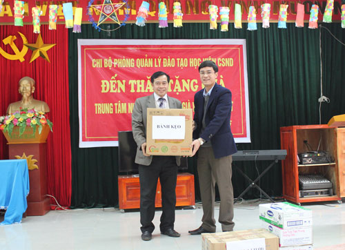 Chương trình từ thiện “Xuân yêu thương” của Phòng Quản lý đào tạo tại Trung tâm nuôi dưỡng người già và trẻ tàn tật
